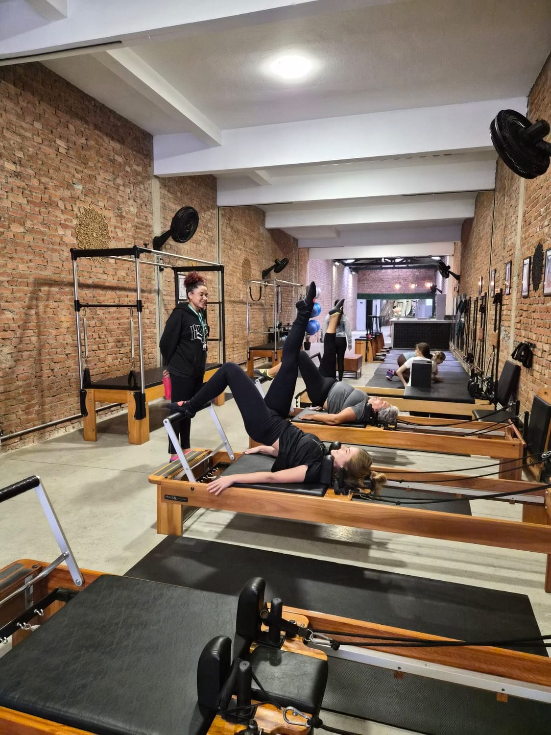 Turma de pilates em aula nos reformers da Unidade I
