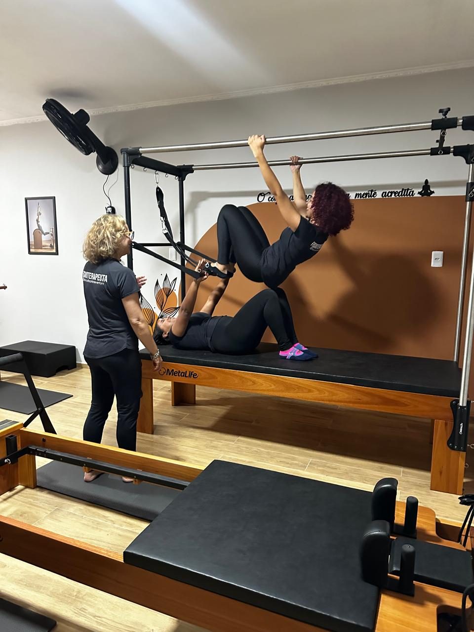 Aula de pilates nos aparelhos da Unidade II com acompanhamento
