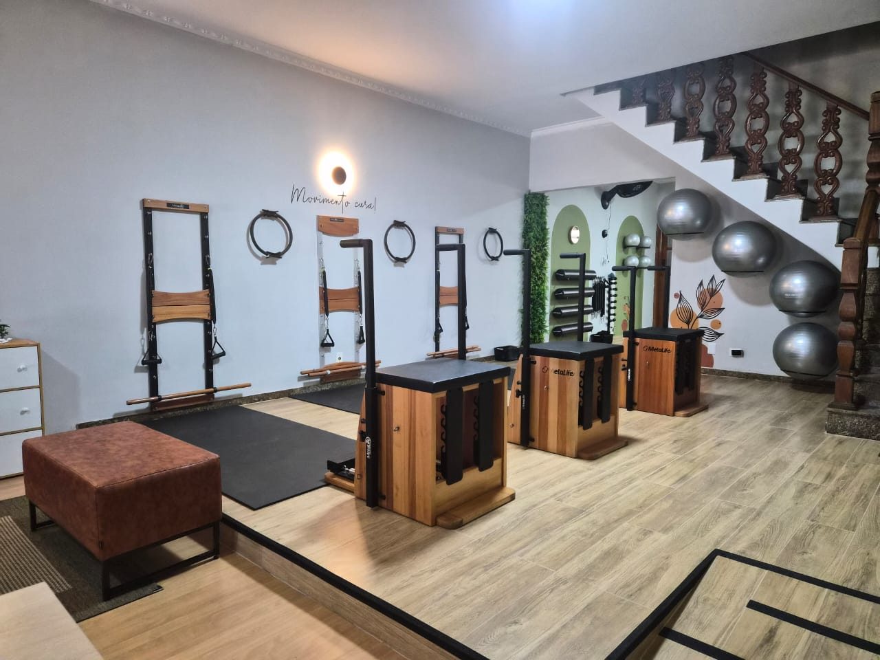Interior da Unidade II do Studio Pilates Ventura, espaço moderno e claro com aparelhos